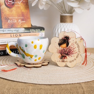 Suport de pahare din lemn, martisor � Fetita cu buchet de primavara - Artynos.ro