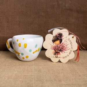 Suport de pahare din lemn, mărțișor � Fetiță cu buchet de primăvară - bijuterii - mărțișor - Artynos.ro