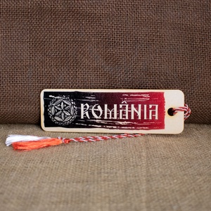 Martisor din lemn, semn de carte, personalizat Visit Romania - bijuterii - mărțișor - Artynos.ro