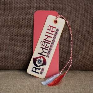 Martisor din lemn, semn de carte, personalizat Visit Romania - Artynos.ro