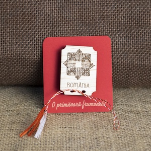 Martisor din lemn, gravat cu motive traditionale romanesti - Artynos.ro
