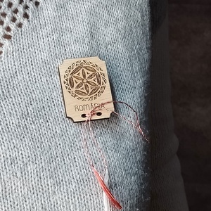 Martisor din lemn, gravat, cu inspiratie din folclorul romanesc - bijuterii - mărțișor - Artynos.ro