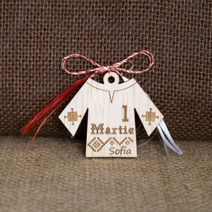 Martisor Urban tip brosa, din lemn, personalizat, IE Romaneasca - bijuterii - mărțișor - Artynos.ro