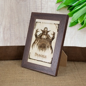 Tablou suvenir din lemn, gravat, Mitul Dracula, dimensiune 10/15, rama inclusa - casă & stil de viață - decorațiuni de casă - picturi murale - artă de perete din lemn - Artynos.ro