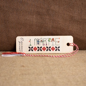 Martisor din lemn, semn de carte, personalizat, cu motive tradionale romanesti - bijuterii - mărțișor - Artynos.ro