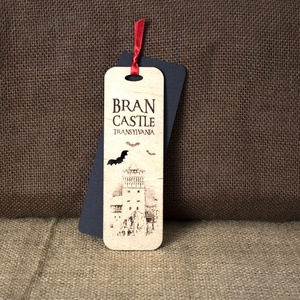 Semn de carte suvenir, din lemn, gravat, Castelul Bran - cărți și creații cu tematică muzicală, cadouri - semn de carte - Artynos.ro
