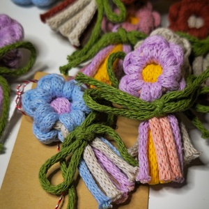 Mărțișor macrame floare - bijuterii - mărțișor - Artynos.ro