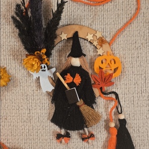 Decorațiune perete vrăjitoare, Păpușă vrăjitoare handmade, Decorațiune drăguță Halloween, Cadou de toamnă - casă & stil de viață - decorațiuni de casă - decorațiuni de pereți - decor de pereți, macrame - Artynos.ro