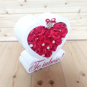 Aranjament floral inima cu trandafiri rosii cu inscriptia Te iubesc     - casă & stil de viață - accesorii pentru decorat casa - ornamente - Artynos.ro