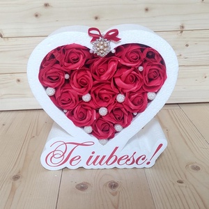 Aranjament floral inima cu trandafiri rosii cu inscriptia Te iubesc     - casă & stil de viață - accesorii pentru decorat casa - ornamente - Artynos.ro