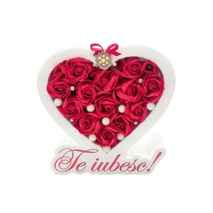 Aranjament floral inima cu trandafiri rosii cu inscriptia Te iubesc     - Artynos.ro