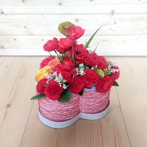 Aranjament floral cu baiat cu inima rosie, creatie handmade 3860 - casă & stil de viață - accesorii pentru decorat casa - suport de flori - cutii flori - Artynos.ro