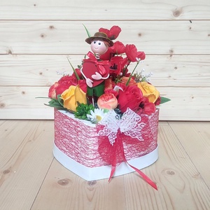 Aranjament floral cu baiat cu inima rosie, creatie handmade 3860 - casă & stil de viață - accesorii pentru decorat casa - suport de flori - cutii flori - Artynos.ro