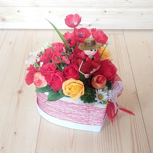 Aranjament floral cu baiat cu inima rosie, creatie handmade 3860 - casă & stil de viață - accesorii pentru decorat casa - suport de flori - cutii flori - Artynos.ro