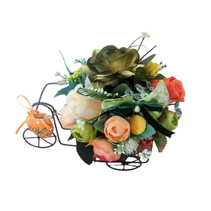 Aranjament floral in tricicleta lemn - casă & stil de viață - accesorii pentru decorat casa - suport de flori - cutii flori - Artynos.ro