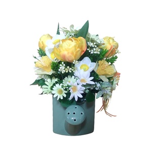 Aranjament floral alb galben in ghiveci ceramic tip stropitoare - casă & stil de viață - accesorii pentru decorat casa - decorațiuni de masă și decorațiuni pentru rafturi  - decorațiuni de masă - Artynos.ro