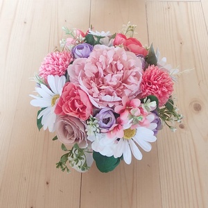 Aranjament floral roz alb in cana ceramica - casă & stil de viață - accesorii pentru decorat casa - suport de flori - cutii flori - Artynos.ro