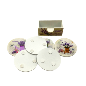 Set 6 suporti rotunzi de pahare din lemn de 9,8 cm diametru si cutie depozitare, design lavanda si fluturi, multicolori - casă & stil de viață - accesorii pentru echipamente de bucătărie - accesorii de servire - suporturi pahare - Artynos.ro