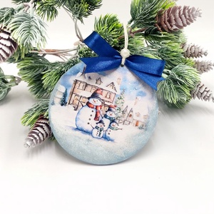 Glob lemn pentru Craciun cu familie de oameni de zapada 1, Accesorii de Crăciun, Decorațiuni de Crăciun de casă, Decorațiuni pentru pomul de Crăciun, Decoupage, transfer și tehnici șervețel, Obiecte pictate, ARTYNOS