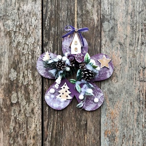 Decoratiune din lemn pentru Craciun, unicat, Floare mov alb cu casuta si conuri, 21 cm (3090)) - Artynos.ro