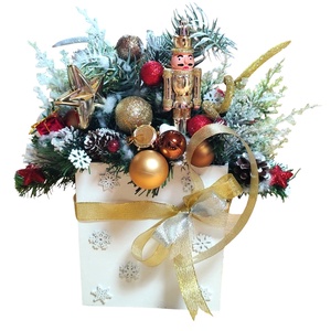 Aranjament Craciun cu spargator de nuci in cutie alba din lemn cu stelute, Accesorii de Crăciun, Decorațiuni de Crăciun de casă, Decorațiuni pentru casă de Crăciun, Prelucrarea lemnului, Aranjament de flori, ARTYNOS