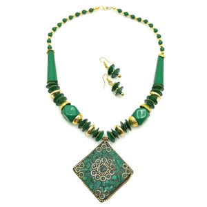 Set colier si cercei verde- auriu, model tibetan, Bijuterii, Seturi de bijuterii, Confecționarea bijuteriilor, ARTYNOS