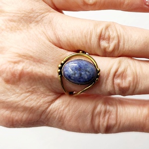 Inel metalic auriu antichizat cu lapis lazuli, 4460 - bijuterii - inele - inele de piatră - Artynos.ro
