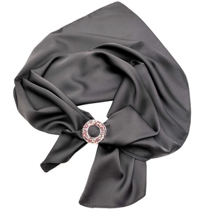 Set cadou, esarfa neagra si brosa 4525, Casa & Stil de viata, Set de cadou, Tesatura, Confectionarea bijuteriilor, ARTYNOS