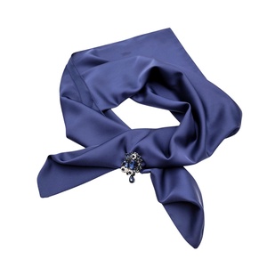 Set cadou esarfa satinata bleumarin si brosa 4527, Casa & Stil de viata, Set de cadou, Tesatura, Confectionarea bijuteriilor, ARTYNOS