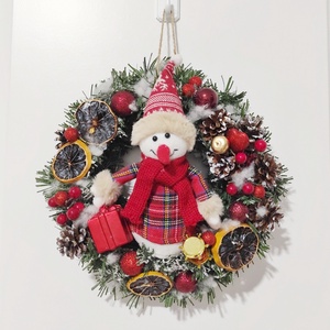 Coronita handmade cu om de zapada in hainute de Craciun, 4564 - Artynos.ro