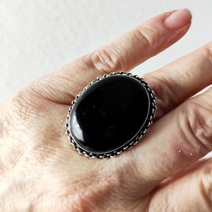 Inel metalic oval argintiu antichizat cu agat negru 4575 - Artynos.ro