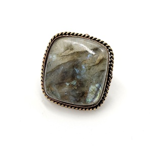 Inel metalic patrat auriu antichizat cu labradorit 4576 - Artynos.ro