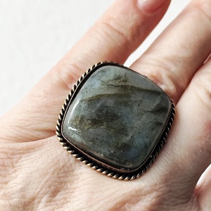 Inel metalic patrat auriu antichizat cu labradorit 4576 - bijuterii - inele - inele cu pietre semiprețioase - Artynos.ro