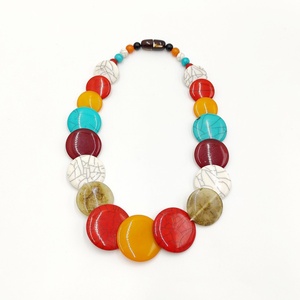 Colier multicolor cu margele sintetice 4607 - Artynos.ro