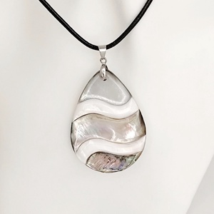 Colier pandantiv din sidef in nuante naturale 4609  - Artynos.ro