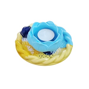 Set decorativ unicat bleu galben, tava rotunda si suport lotus 4614, Casa & Stil de viata, Decoratiuni de casa, Decoratiuni de masa si rafturi, Decoratiuni de masa, Ceramica, Obiecte pictate, Set compus dintr-o tavita rotunda si un recipient tip floare de lotus cu o lumanare tealight, inclu..., ARTYNOS