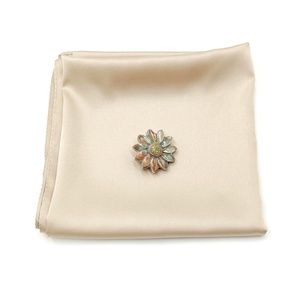 Set cadou esarfa satinata bej deschis si brosa ceramica floare, 4623 - îmbrăcăminte și modă - eșarfe, pălării, fularuri - șal, eșarfă de cap - Artynos.ro