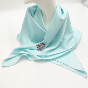 Set cadou esarfa satinata vernil deschis si brosa ceramica frunza, 4624 - Artynos.ro