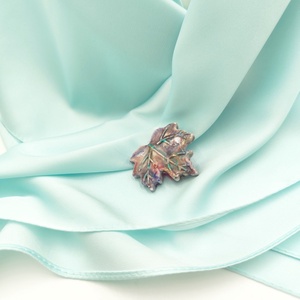 Set cadou esarfa satinata vernil deschis si brosa ceramica frunza, 4624 - îmbrăcăminte și modă - eșarfe, pălării, fularuri - șal, eșarfă de cap - Artynos.ro