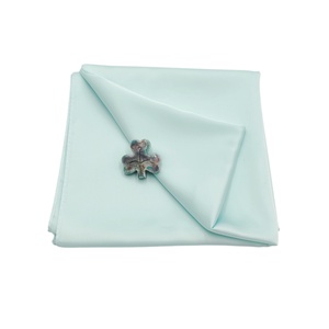 Set cadou esarfa satinata vernil deschis si brosa ceramica frunza, 4678 - casă & stil de viață - seturi de cadou - Artynos.ro