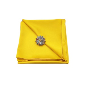 Set cadou esarfa satinata galben inchis si brosa ceramica floare, 4679 - casă & stil de viață - seturi de cadou - Artynos.ro