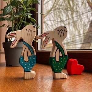 Set 2 iepurasi din lemn , Casă & Stil de viață, Accesorii pentru decorat casa, Decorațiuni de masă și decorațiuni pentru rafturi , Decorațiuni de masă, Obiecte pictate, Prelucrarea lemnului, ARTYNOS