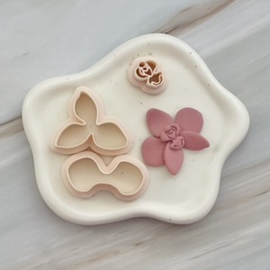 Set decupatoare / cuttere orhidee lut polimeric #0069, Accessorii si unelte, Unelte, instrumente, Unelte de taiere, , Set decupatoare / cuttere orhidee lut polimeric

Dimensiuni disponibile: 2.5cm, 3cm, 3.5cm, 4cm, ARTYNOS