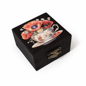 Cutie lemn patrata maci in canita - 200703, Bijuterii, Suporturi si cutii de bijuterii, Cutii de bijuterii, Decoupage, transfer si tehnici servetel, Cutie din lemn decorata manual cu buchet de maci, lacuita cu lac ecologic pe baza de apa.
Dimensiun..., ARTYNOS