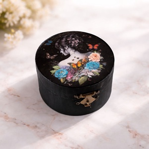 Cutie rotunda din lemn fata cu fluturi 184100, Bijuterii, Suporturi si cutii de bijuterii, Cutii de bijuterii, Decoupage, transfer si tehnici servetel, ARTYNOS