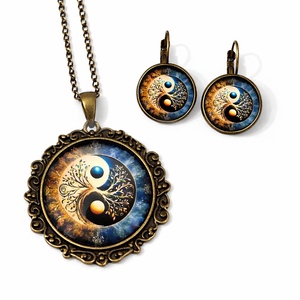 Set bijuterii Yin Yang pandantiv si cercei bronz cu cabochon de sticla 203200, Bijuterii, Seturi de bijuterii, Decoupage, transfer si tehnici servetel, set bijuterii format din pandantiv si cercei
diametru pandantiv: 45 mm
dimensiune cabochon sticla: ..., ARTYNOS