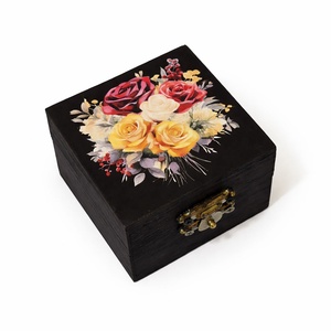 Cutie lemn patrata cu trandafiri 102807, Bijuterii, Suporturi si cutii de bijuterii, Cutii de bijuterii, Decoupage, transfer si tehnici servetel, ARTYNOS