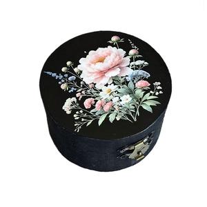 Cutie rotunda din lemn cu model flori - 103639, Bijuterii, Suporturi si cutii de bijuterii, Cutii de bijuterii, Decoupage, transfer si tehnici servetel, ARTYNOS