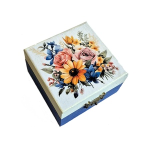 Cutie patrata din lemn cu flori � 103836, Bijuterii, Suporturi si cutii de bijuterii, Cutii de bijuterii, Decoupage, transfer si tehnici servetel, ARTYNOS