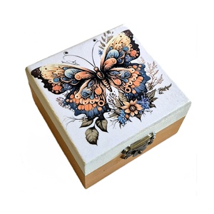 Cutie decorativa patrata din lemn cu fluture � 104049, Bijuterii, Suporturi si cutii de bijuterii, Cutii de bijuterii, Decoupage, transfer si tehnici servetel, ARTYNOS